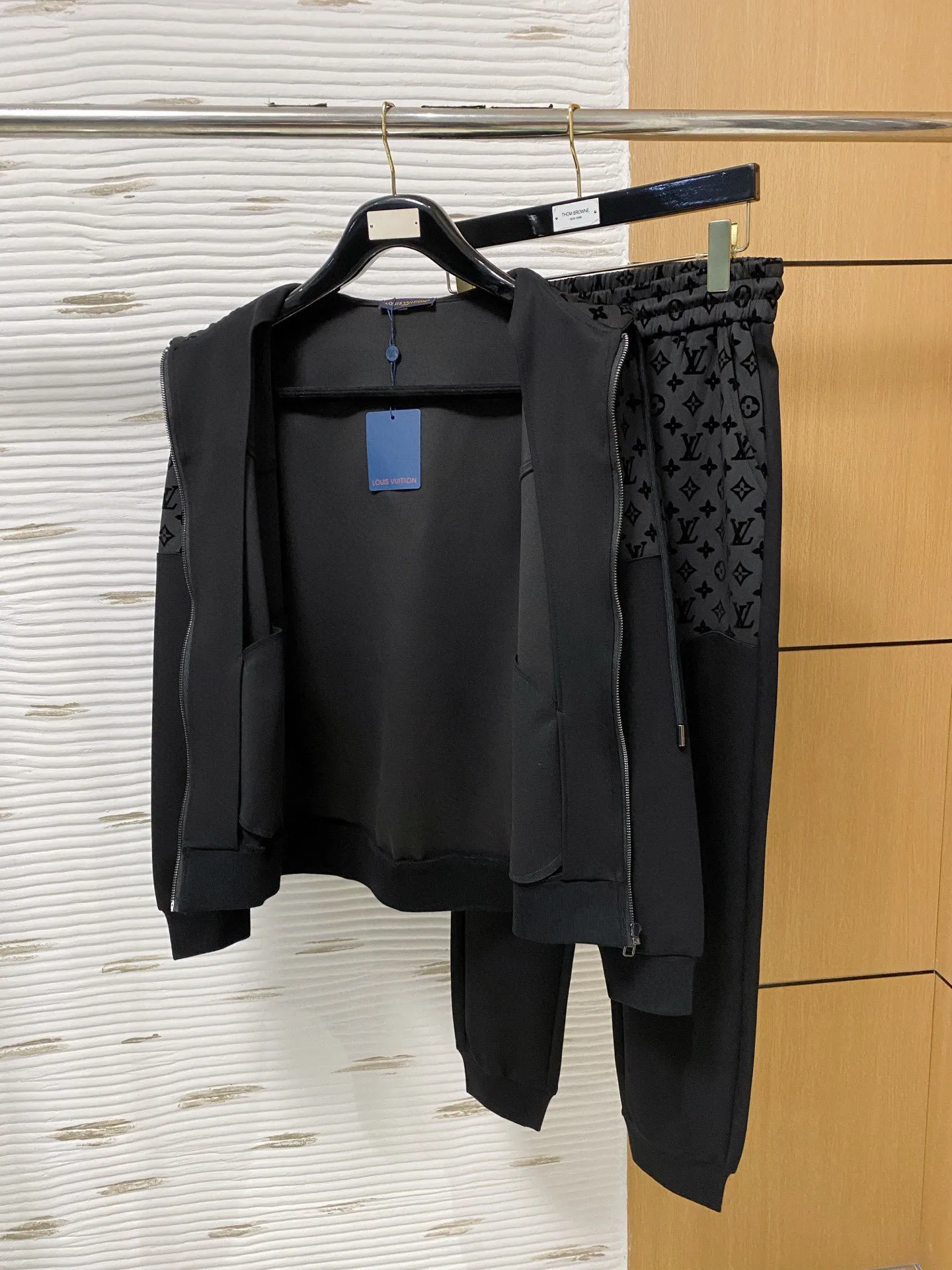 🅿️720 [LV Louis Vuitton] hot-selling suit is coming. Focus on the original version of the official website. 2025 new hot-selling cardigan and sweatshirt suit. The original order is the best. 🇭🇰The meticulous work of top designers. It has a fitting and perfect upper body effect. All-natural high-quality Tencel Roman cotton 100%, close-fitting comfort, noble and elegant! Original hardware embodies elegance and nobility! Counter size: M-3XL (maximum wear up to 190 pounds)